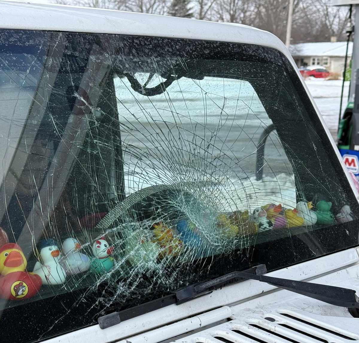 ISPVersailles's tweet image. The @IndStatePolice has responded to two crashes in Jackson County today where ice falling off of vehicles has shattered windshields of other motorists.
▪️Clear ice/snow completely from your vehicle
▪️Increase following distance to avoid receiving damage