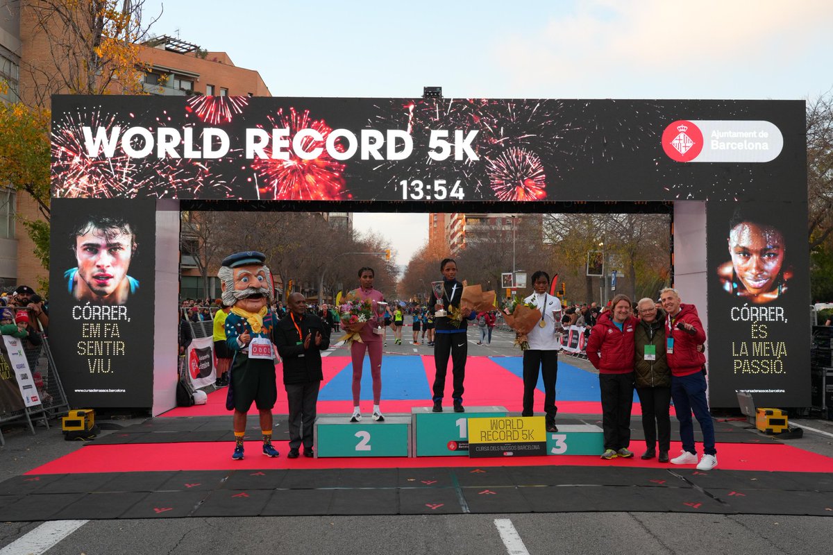 Cursanassos's tweet photo. Parciales de Beatrice Chebet para su récord del mundo de 5 km. 
Esta última edición por 1a vez corrió contra hombres que la llevaron hasta el último metro. https://t.co/IxdL8poARL