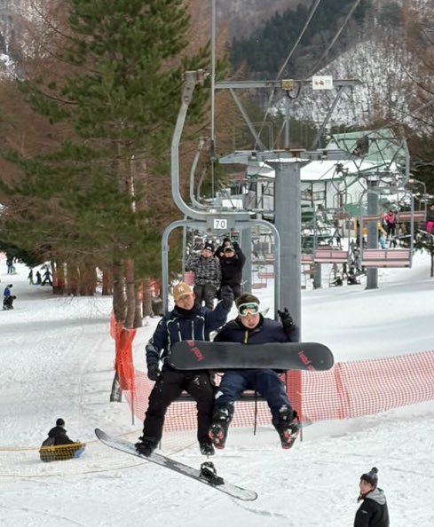 Matchan_Kitchen's tweet image. 堤防は寒すぎて釣りにならないから最近はスノーボードにハマってます