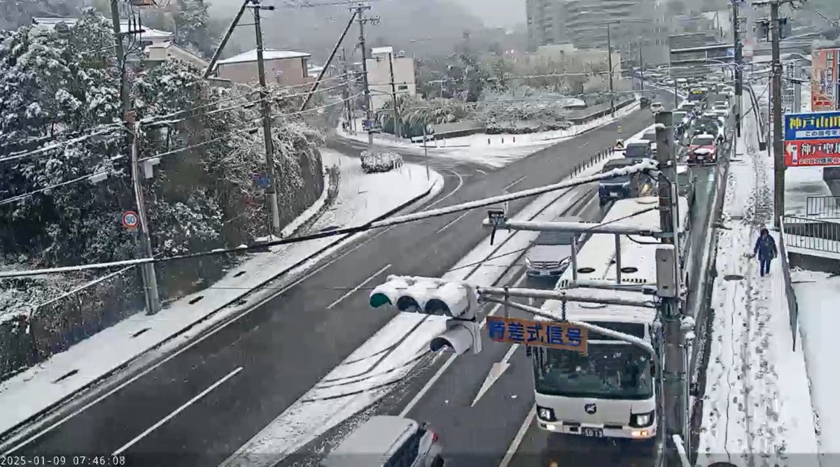 神戸市北区は積雪路面。 兵庫県道15号神戸三田線ライブカメラ(兵庫県