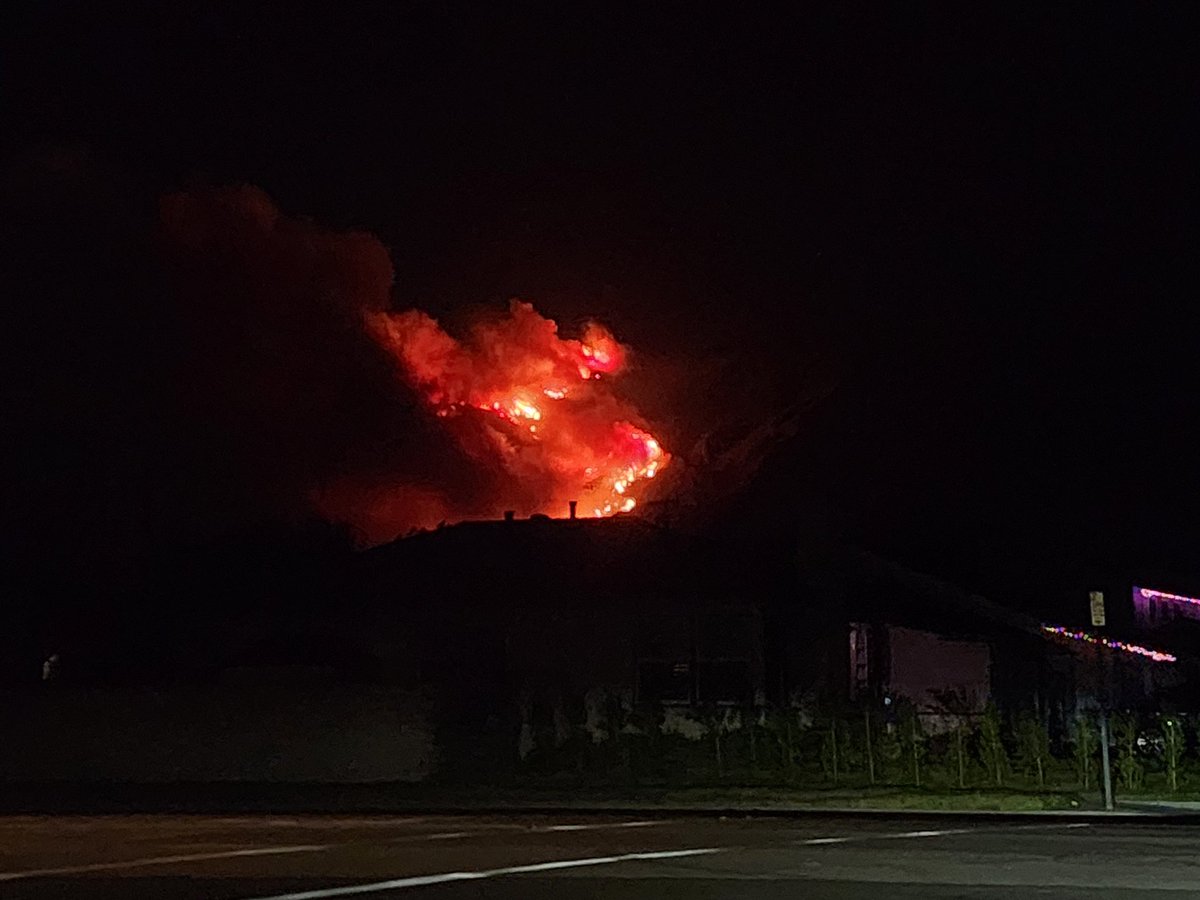 roxiethorne's tweet photo. Views of the fire last night before we evacuated https://t.co/4eK0zf9WPo