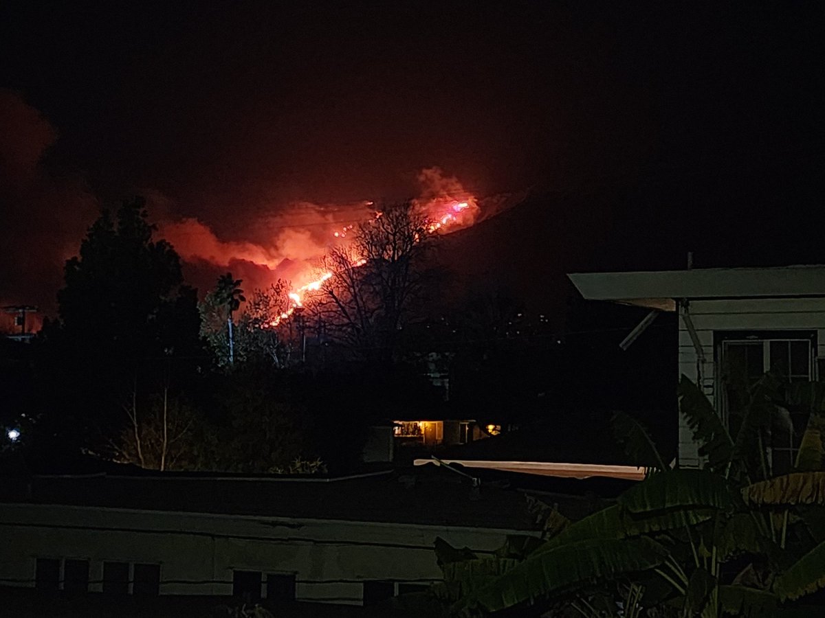 roxiethorne's tweet photo. Views of the fire last night before we evacuated https://t.co/4eK0zf9WPo