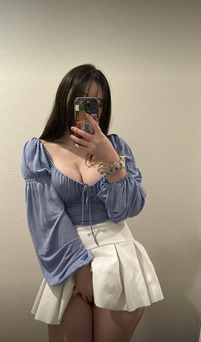say hi if I can lift up my skirt in your dms 🫶🏻