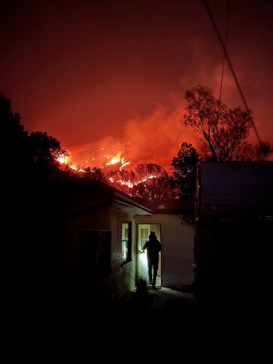 Alex Amen sent me this photo he snapped in Altadena last night, as the #EatonFire spread. He and a friend were trying to save whatever belongings they could