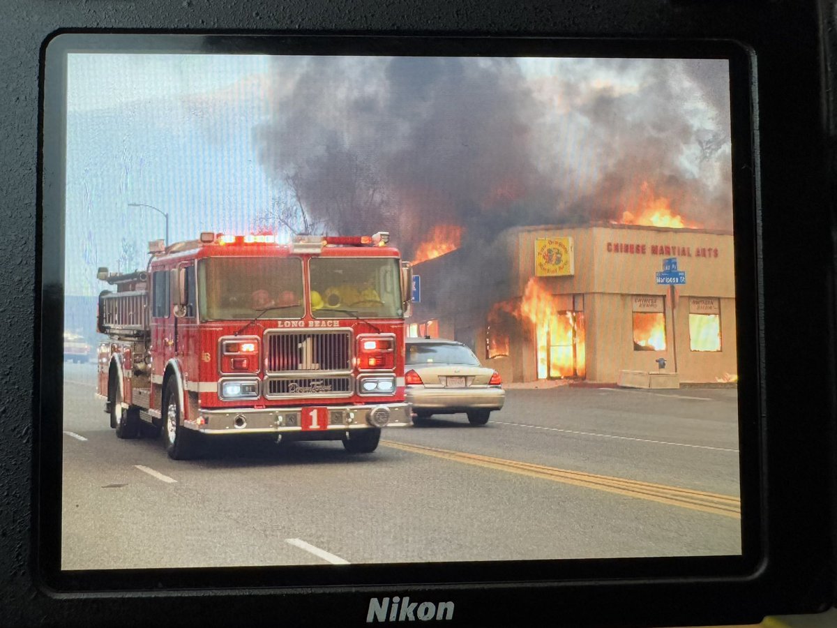 Bharat_aii's tweet image. Altadena Eaton Fire: Eyewitnesses describe fire engines driving past fully engulfed commercial buildings, unable to intervene.

#EatonFire #AltadenaCA #Wildfires #CAwx #TheSquadron