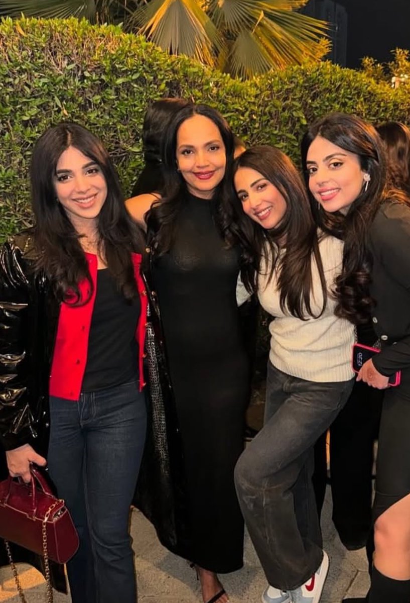SophiaAQ's tweet photo. These pictures! 😄❤️ #MehwishHayat #SabaQamar #AaminaSheikh #Ahsankhan #UshnaShah #yashmagill #SonyaHussyn #AzfarRehman #ManshaPasha #PakistaniDramas https://t.co/jY7AnWbRGc
