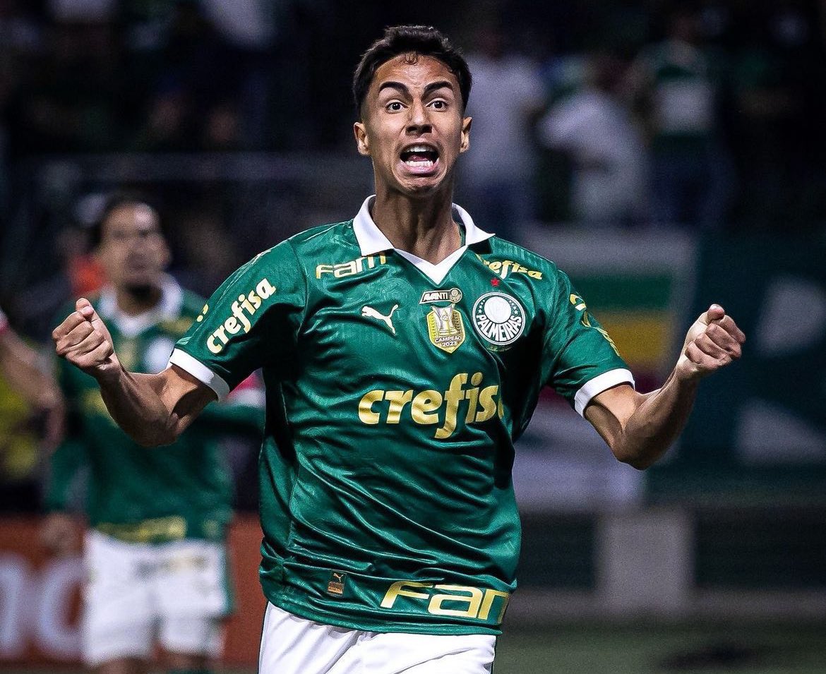 FabrizioRomano's tweet photo. 🚨🔵 Manchester City have opened talks to sign Palmeiras centre-back Vitor Reis, confirmed as per UOL.

Mission ongoing in Brazil for direct meeting with initial proposal worth around €40m package. 🇧🇷

Negotiations underway, same as with RC Lens for Abdukodir Khusanov. https://t.co/cQnnOc5WrW