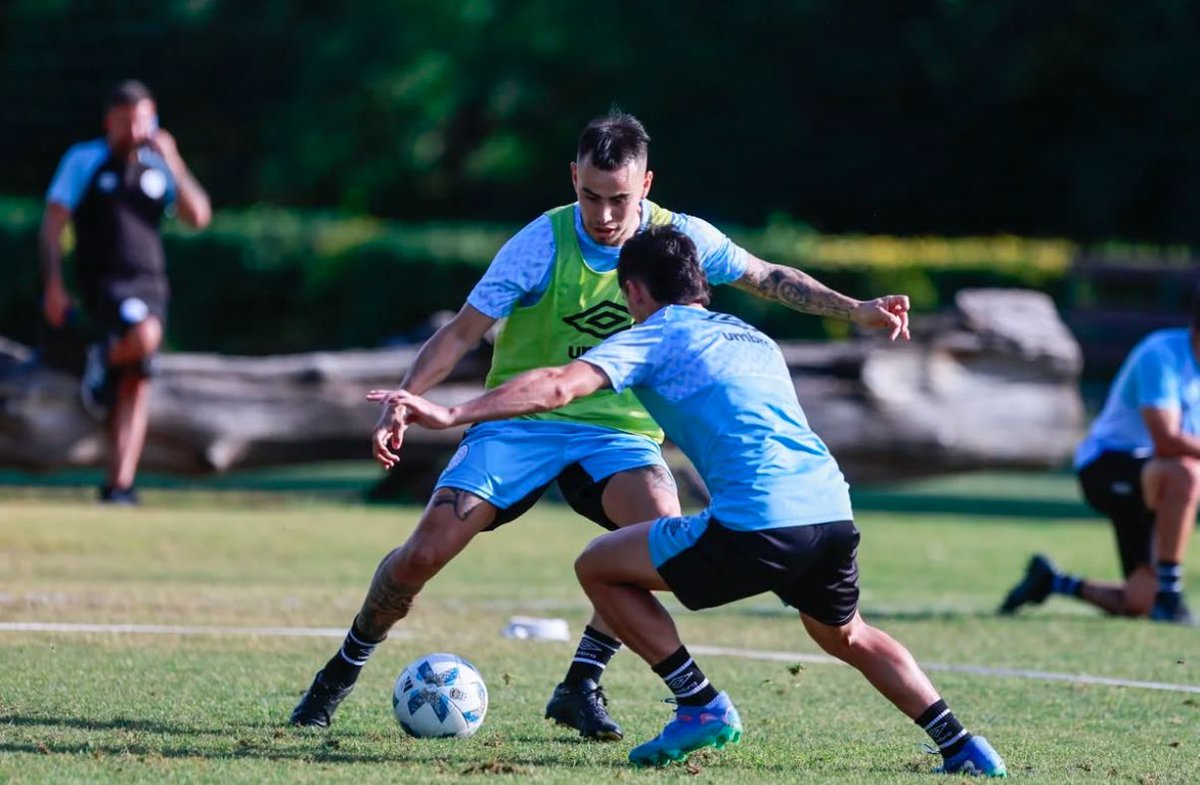 Realmente me emociona hasta las lagrimas estos. Para los que lo vimos debutar es el regreso soñado. Que ilusión me da este muchacho. Imposible no emocionarse con estas imágenes. Volvio el 10 ❤️