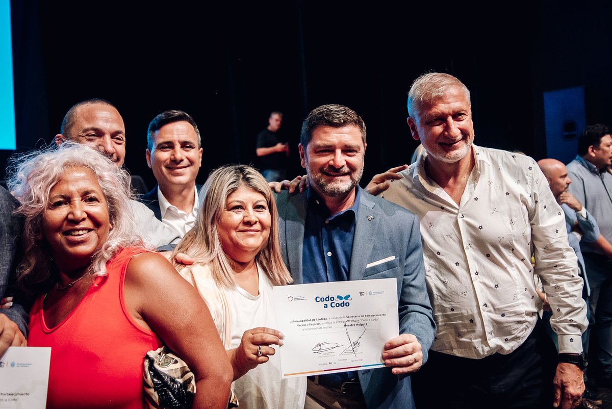 MartinSimonian5's tweet image. 🤝 En diálogo con referentes vecinales diseñamos el programa #CodoaCodo para acompañar a los centros vecinales.

#JuntosHacemosMás, por eso con el Intendente @PasseriniOk y @pichi_oficial, hicimos entrega de 70 nuevos aportes, completando 250 a lo largo del año.