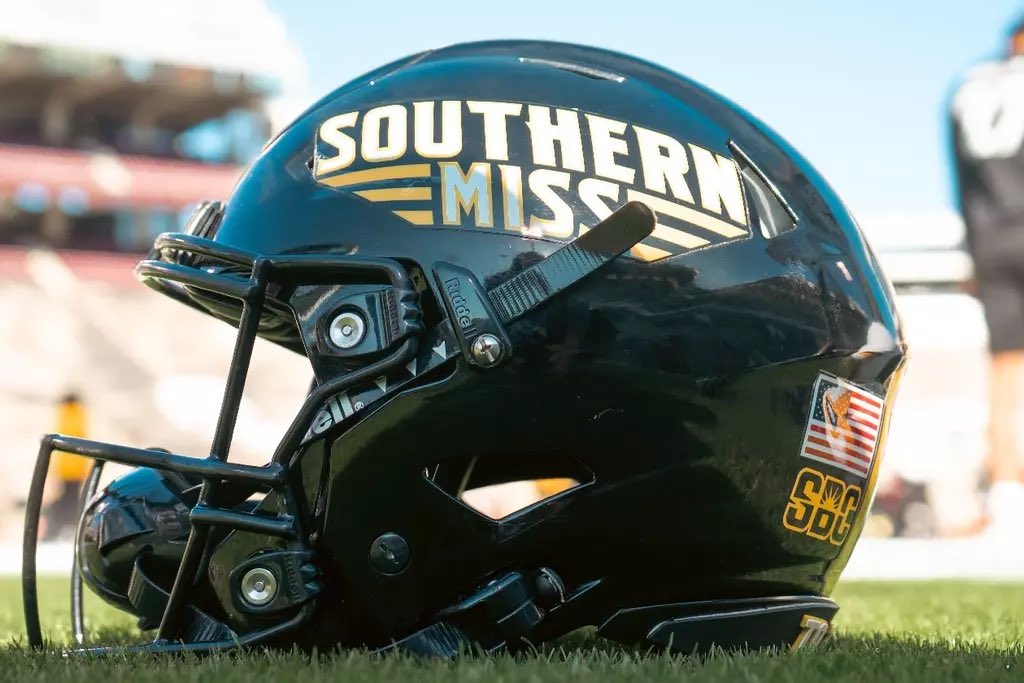 D_Rob_2's tweet image. #AGTG I am blessed to receive my first D1 offer from Southern Miss University!!!
@CoachDWill_USM @modle1112 
@SouthernMissFB @CoachBMathis 
@MikeRoach247 
@LHSFball