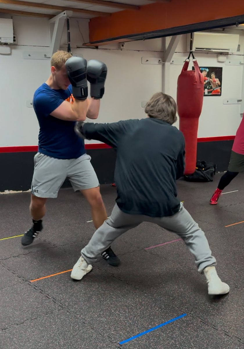 AverillsBoxing's tweet photo. Creating opportunities! Not always what you see; is what you see it's about making opportunities and capitalizing on them. It's time to get off the couch embrace the cold and get in here. Beach bodies start today...what? plan on stating in all summer? https://t.co/vUDBbcY7bl
