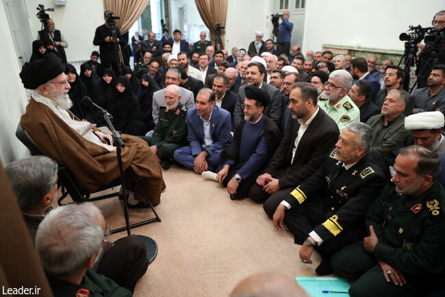 Syed_m_Hashemi's tweet photo. شاید بهترین نقطه‌ای از کشور ما که [هنر، حماسه و دین] در آن بوضوح مشاهده می شود، فارس و شیراز است؛ حقّاً و انصافاً حرف درستی صادر شده، اگر این را کسی بگوید یا ما بگوییم. شیراز جایی است که این سه عنصر، در‌هم‌تنیده خودشان را نشان می دهند.

#فارس_حماسه_آفرین https://t.co/QwyYgjznNs