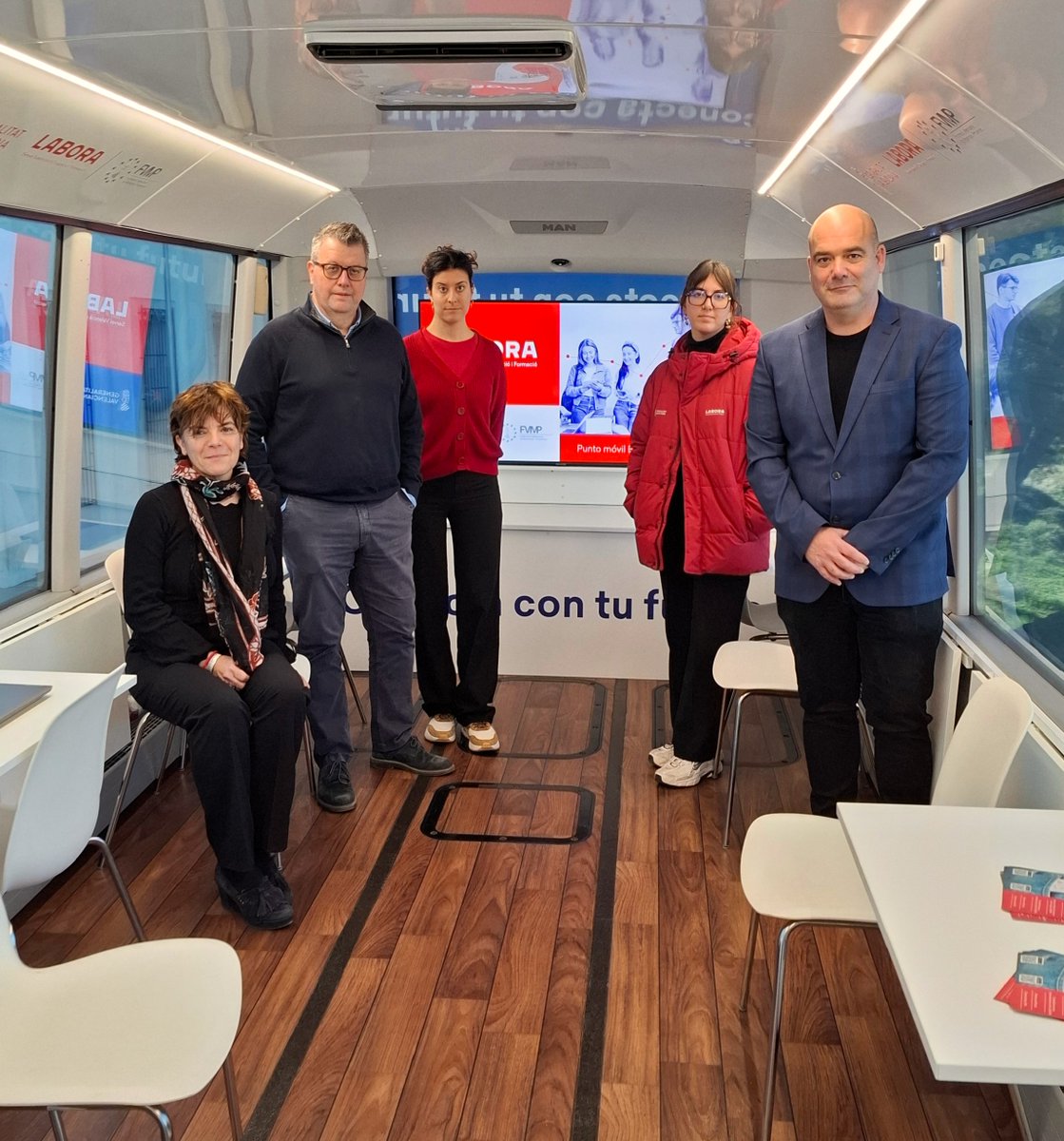 creama_org's tweet photo. El concejal de #CreamaBenissa ha visitado el #BusLABORA para informarse de las tareas que realizan para el público que lo necesite. 📍Acude al Centre d’Excel·lència Benissa, para información de #LABORA hasta las⌚️17.00 h.‼️

#TreballemJuntsPerLaComarca @GVAlabora @ajbenissa https://t.co/EtYqxflHuk