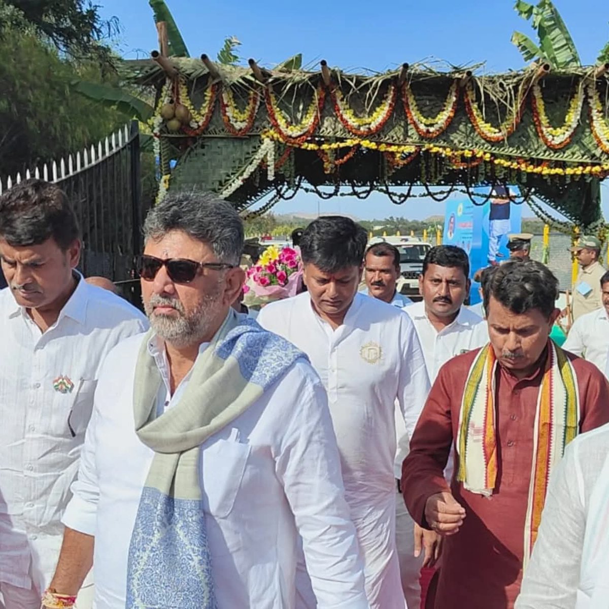 ChitradurgaI's tweet photo. ಚಿತ್ರದುರ್ಗ ಜಿಲ್ಲೆಯ ಹಿರಿಯೂರು ತಾಲೂಕಿನ ವಾಣಿವಿಲಾಸ ಸಾಗರ ಜಲಾ���ಯ ಭರ್ತಿಯಾಗಿರುವ ಹಿನ್ನೆಲೆಯಲ್ಲಿ ಇಂದು ಮಾನ್ಯ ಮುಖ್ಯಮಂತ್ರಿ ಶ್ರೀ ಸಿದ್ದರಾಮಯ್ಯ ರವರು ಹಾಗೂ ಉಪಮುಖ್ಯಮಂತ್ರಿ ಶ್ರೀ ಡಿಕೆ ಶಿವಕುಮಾರ್ ರವರೊಂದಿಗೆ ಗಂಗಾ ಪೂಜೆ ನೆರವೇರಿಸಿ ಬಾಗಿನ ಅರ್ಪಿಸಲಾಯಿತು .
#Chitradurga
#FortCity https://t.co/0dPVBSWJSs