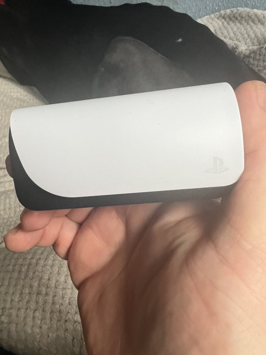 richiejsmith83's tweet photo. Cracking wee set of earphones, can get them connected to portal, my phone, pc…. But not my PS5 🤦🤣🤣 #pspulse https://t.co/XpzPfGmP71