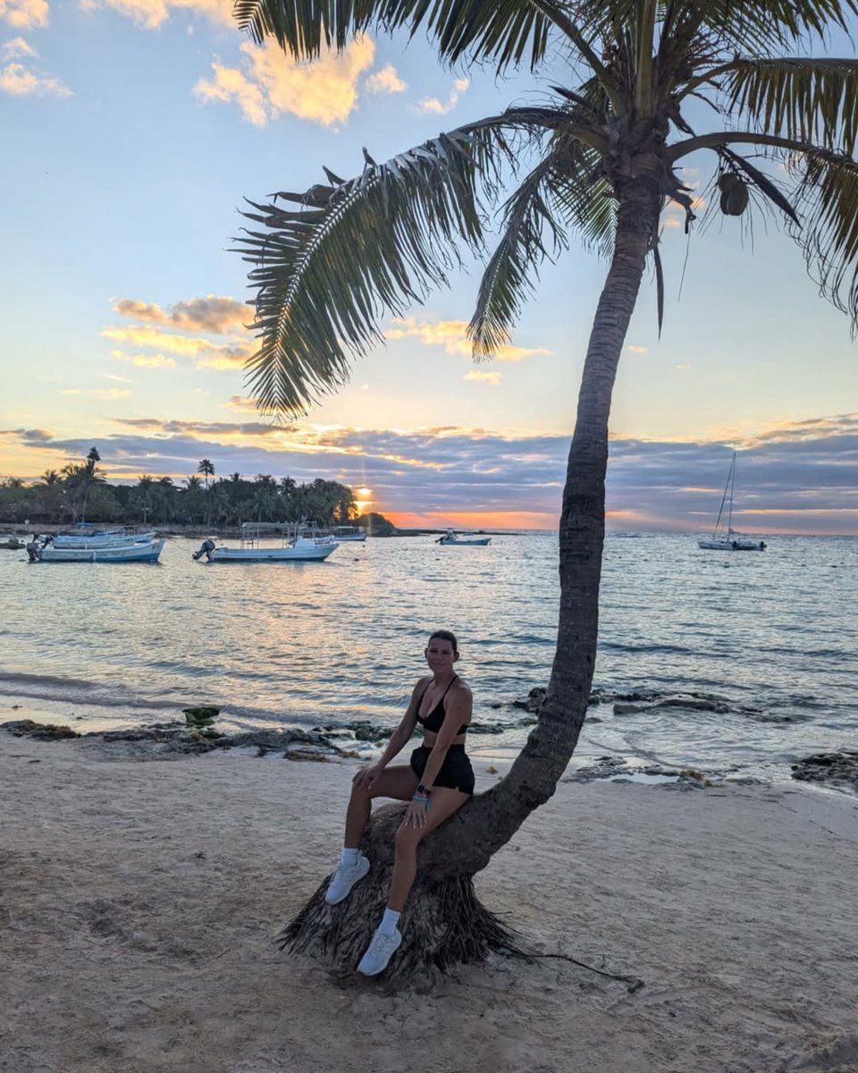 EulalieBennett's tweet image. Sunrise rituals never get old🌞
.
.
.
#lifestylemodel #lifestyleinspo #travelblog #travelbug #sunriselovers #sunrisephotography #sandcastles #cappuccinoart #mochamousse #beachwalks #footprints #followformore #growthjourney #fitnessfam