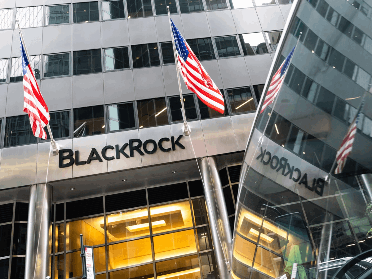 dickiebush's tweet photo. This is BlackRock.

With over $11 trillion in assets, they have invested in Apple, Microsoft, Nvidia, Tesla, and even governments.

Here's the story behind one of the wealthiest companies in the world—that no one's talking about:🧵 https://t.co/9lYry8v6M9
