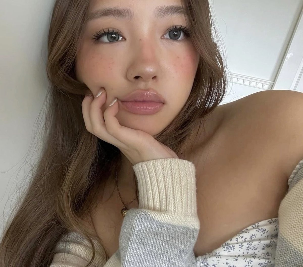 jjdoesitwork's tweet image. ดูจากคลิปที่พส.แต่งแล้วเป็นงานผิวบ่มแดด สาย ฝ. ที่ดูเป็น clean girl เน้นหนักงานบลัช คอนทัวร์ เป็นหลักในคลิปคือลงหลายตัวมาก ส่วนอื่นแทบไม่เน้น พส. แปะลิสต์เมคอัพไว้แล้วเดี๋ยวรีแคปตัวที่พส. ใช้กับตัวที่เป็น dupe แบบแทนกันได้ราคาหลักร้อยให้ 

cr. tiktok/ig: i.christinew