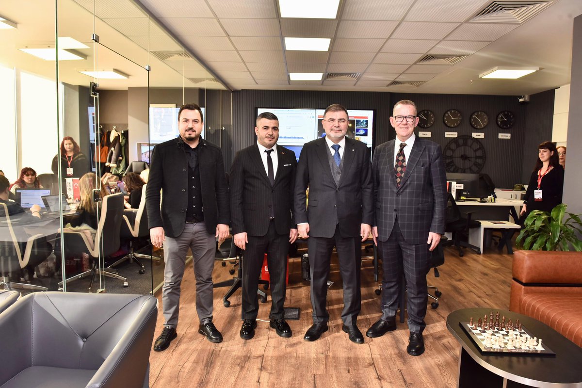 Bilalsaygili's tweet photo. İzmir’de Son Dakika ailesini ziyaret ederek, şehrimizin nabzını tutan kıymetli ekiple bir araya geldik. 
Gerçekleştirdikleri projelerle yerel basının toplumu bilgilendirme, bilinçlendirme ve kamuoyunu doğru bir şekilde yönlendirme konusundaki kritik rolünü bir kez daha takdir ettik.
Nazik ev sahiplikleri ve samimi sohbetleri için Kadir Barış kardeşimize teşekkür ediyor, tarafsız, dürüst ve etkili habercilik anlayışlarıyla nice başarılara imza atmalarını temenni ediyorum.