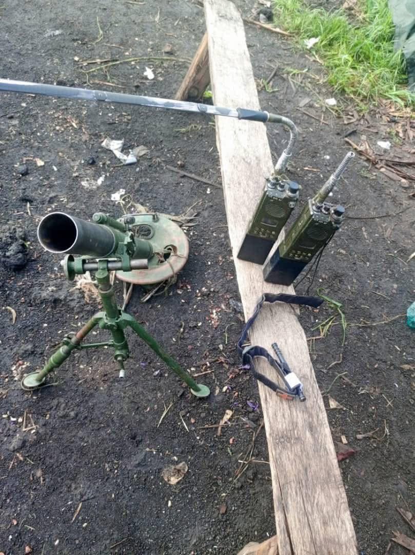 drackNgoy4's tweet photo. #RDC_EST| Les #FARDC ont récupéré des radios de communication de l'ennemi de la paix. Nos courageux militaires s'engagent à les poursuivre jusqu'à leurs derniers recoins, c'est-à-dire au-delà de nos frontières. https://t.co/NwEUKv2RNt
