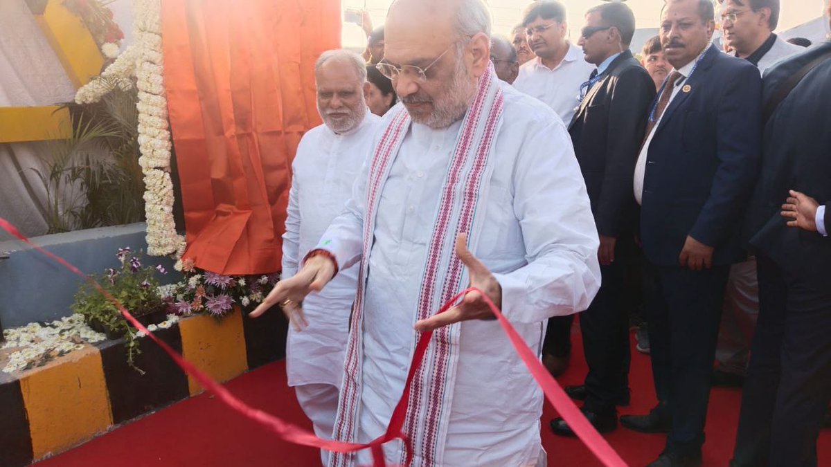 DDNewsGujarati's tweet photo. 🔸કેન્દ્રિય ગૃહ અને સહકાર મંત્રી અમિત શાહે ડી-કેબીનમાં નવ નિર્માણ રોડ અંડર બ્રિજનું કર્યુ લોકાર્પણ

🔸 11 કરોડ 31 લાખ રૂપિયાના ખર્ચે 40 મીટર બૈરલ લાંબા નવ નિર્માણ રોડ અંડર બ્રિજનું કર્યુ લોકાર્પણ

#AmitShah #Railway #innauguration https://t.co/QZZHNArgkV