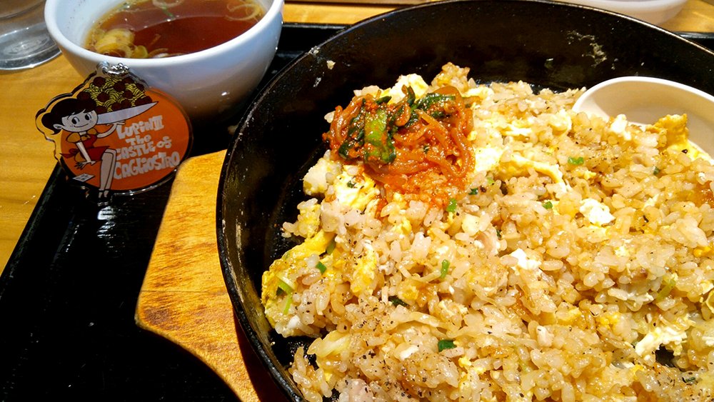 「今日の昼食は、らあめん花月嵐の鉄板イタめし(にんにくバター味)だった。コショウを」|タッド星谷 Tad Hoshiyaのイラスト