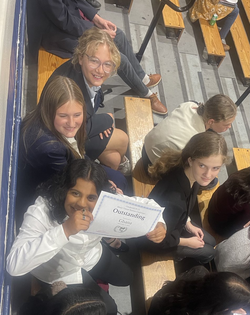ElSegundoUSD's tweet photo. El Segundo Middle School has formed its first Model United Nations (UN) team, led by Mr. Al Luna! Mr. Luna worked closely with the students, leading them to win FOUR commendations at their December convention.

Congratulations to Mr. Luna and the Model UN team! 🏅🌎 #ESUSD https://t.co/mougXuINVk
