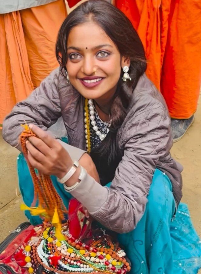 उस के चेहरे की चमक के सामने सादा लगा, आसमां पे चांद पूरा था मगर आधा लगा।
#मोनालिसा_प्रयागराज_संगम