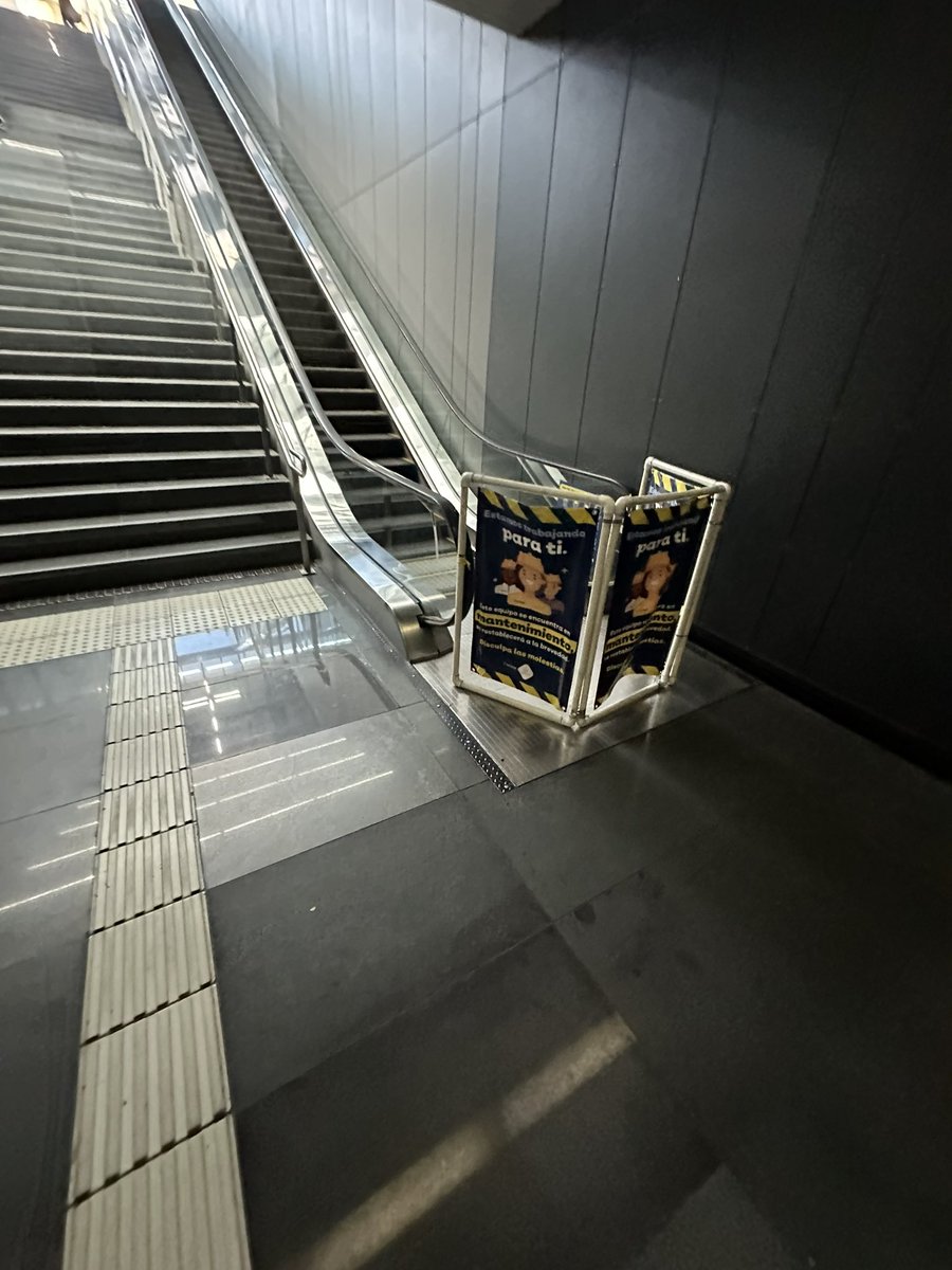elt_jon's tweet photo. Más de un mes estación santuario @SITEURJAL @Trafico_ZMG y también los elevadores una porqueria https://t.co/uLWJHeVqau
