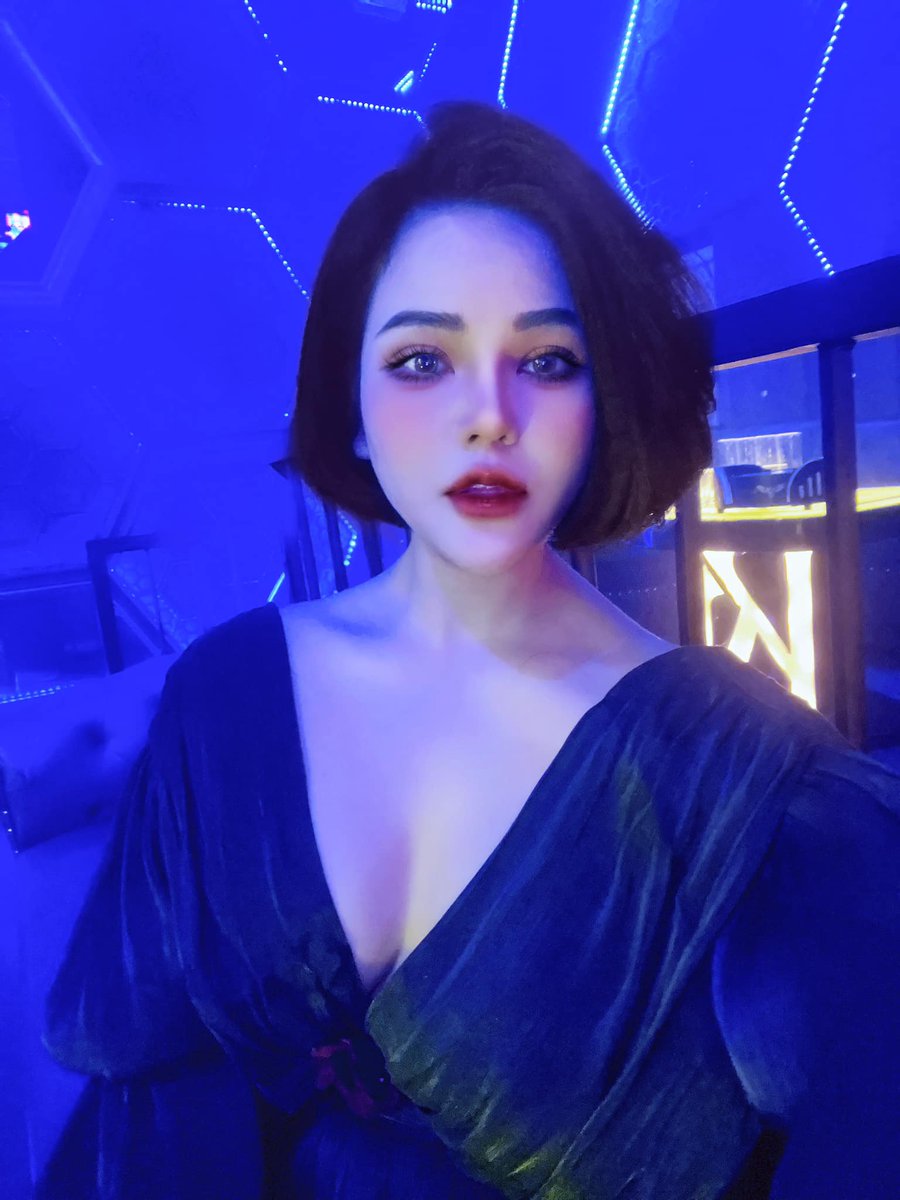 Mặt Trời Cô Đơn Vẫn Tỏa Nắng.
Em Cũng Vậy Một Mình Mà Say.
