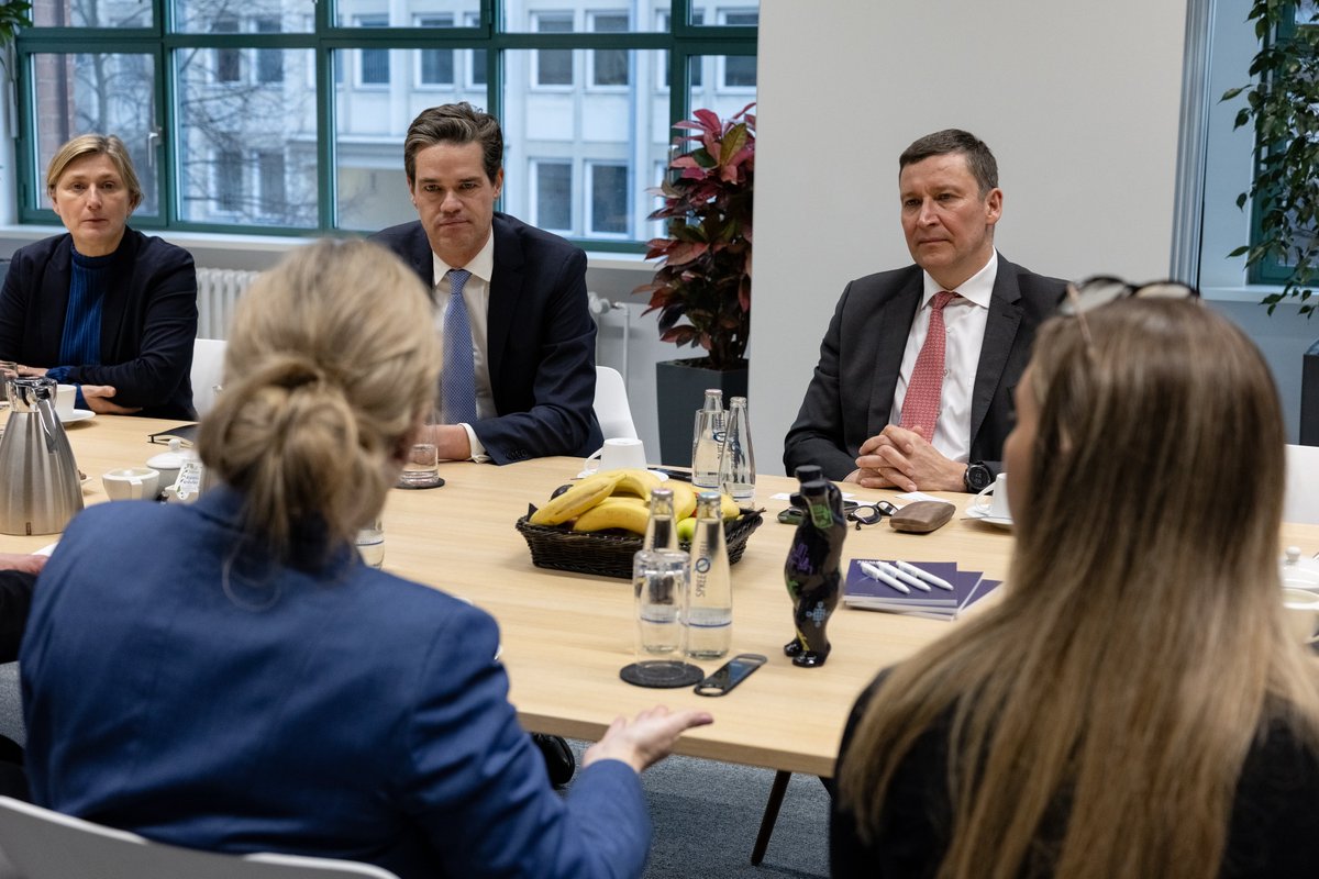Scottish Government Germany (@scotgovgermany) on Twitter photo Cabinet Secretary <a href="/GillianMSP/">Gillian Martin</a> besichtigte gestern die <a href="/Siemens_Energy/">Siemens Energy</a> Elektrolyseurfabrik in Berlin.
Im Zentrum standen der Wasserstoffmarkt, potenzielle Investitionen in Schottland und die Umnutzung ehemaliger Industriestandorte für erneuerbare Energien. Cabinet Secretary <a href="/GillianMSP/">Gillian Martin</a> besichtigte gestern die <a href="/Siemens_Energy/">Siemens Energy</a> Elektrolyseurfabrik in Berlin.
Im Zentrum standen der Wasserstoffmarkt, potenzielle Investitionen in Schottland und die Umnutzung ehemaliger Industriestandorte für erneuerbare Energien.