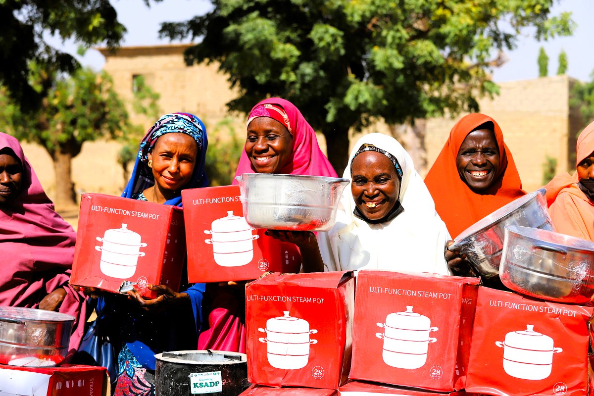 KanoPastoral's tweet image. Through its implementation partners, SAA, KSADP, funded by #ISdb & #LLF, is distributing essential nutrition kits - stainless steel pressure pots, low-energy coal stoves, manual grinders, & pasta makers to 200 women to enhance efficiency & eco-friendliness in food processing.
