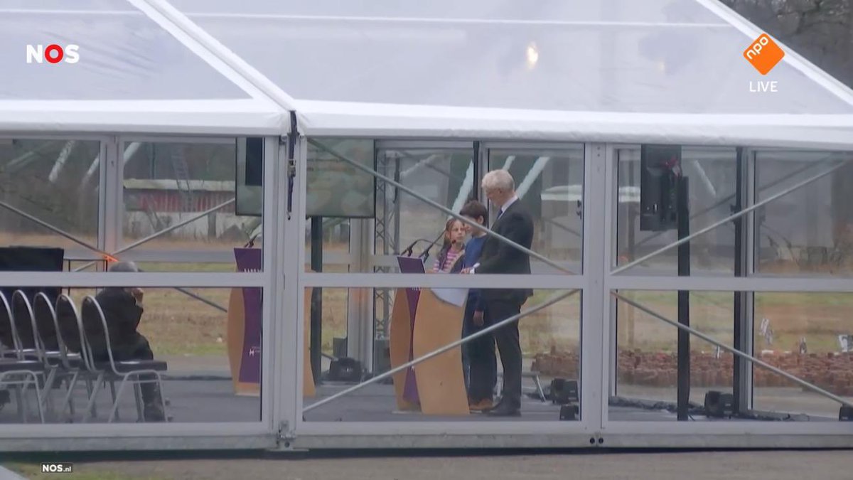 Namen lezen.
Je bent pas vergeten als je naam niet meer wordt genoemd.
Met Kinderburgemeester Edwin &amp; loco Jaloe <a href="/kampwesterbork/">Kamp Westerbork</a> namen gelezen.
Ruim 100.000 namen van Joden, Sinti &amp; Roma die tijdens de holocaust zijn vervolgd, gedeporteerd &amp; vermoord worden voorgelezen.
Kippenvel
