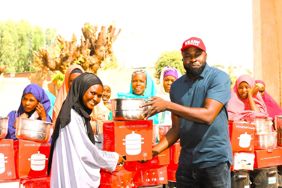 KanoPastoral's tweet image. Through its implementation partners, SAA, KSADP, funded by #ISdb & #LLF, is distributing essential nutrition kits - stainless steel pressure pots, low-energy coal stoves, manual grinders, & pasta makers to 200 women to enhance efficiency & eco-friendliness in food processing.