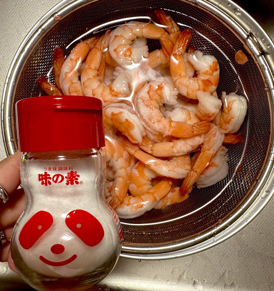 oniku117's tweet photo. 冷凍エビは水＋味の素につけて１時間つけて解凍すると美味しいって聞いたんだけどガチだったわ！！！！！！！！！これ、皆んなやった方がいい！！！！！！！！ https://t.co/zv29pnh3tl