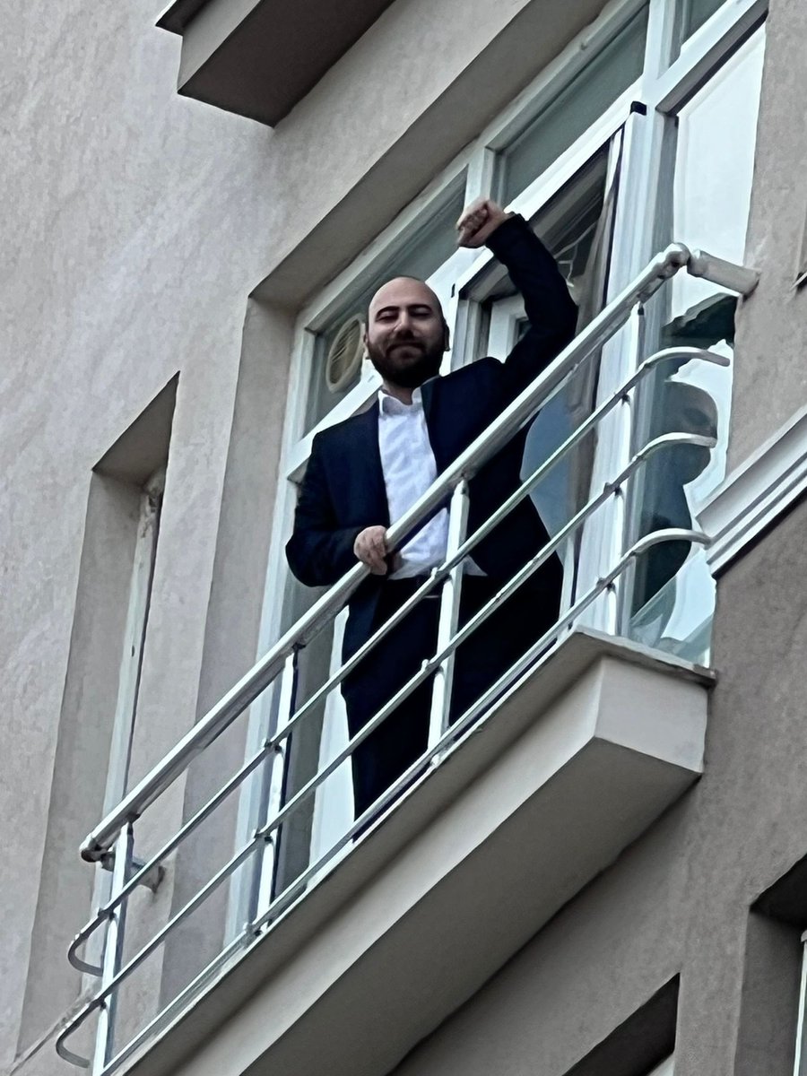 Değerli yol arkadaşlarım,

Süresiz ev hapsim bugün başladı. Bu zorlu süreçte yanımda olduğunuz ve desteğinizi her daim hissettirdiğiniz için sizlere minnettarım. İktidarın baskı ve sindirme politikalarına karşı verdiğimiz bu mücadelede yalnız olmadığımı bilmek, bana güç ve moral