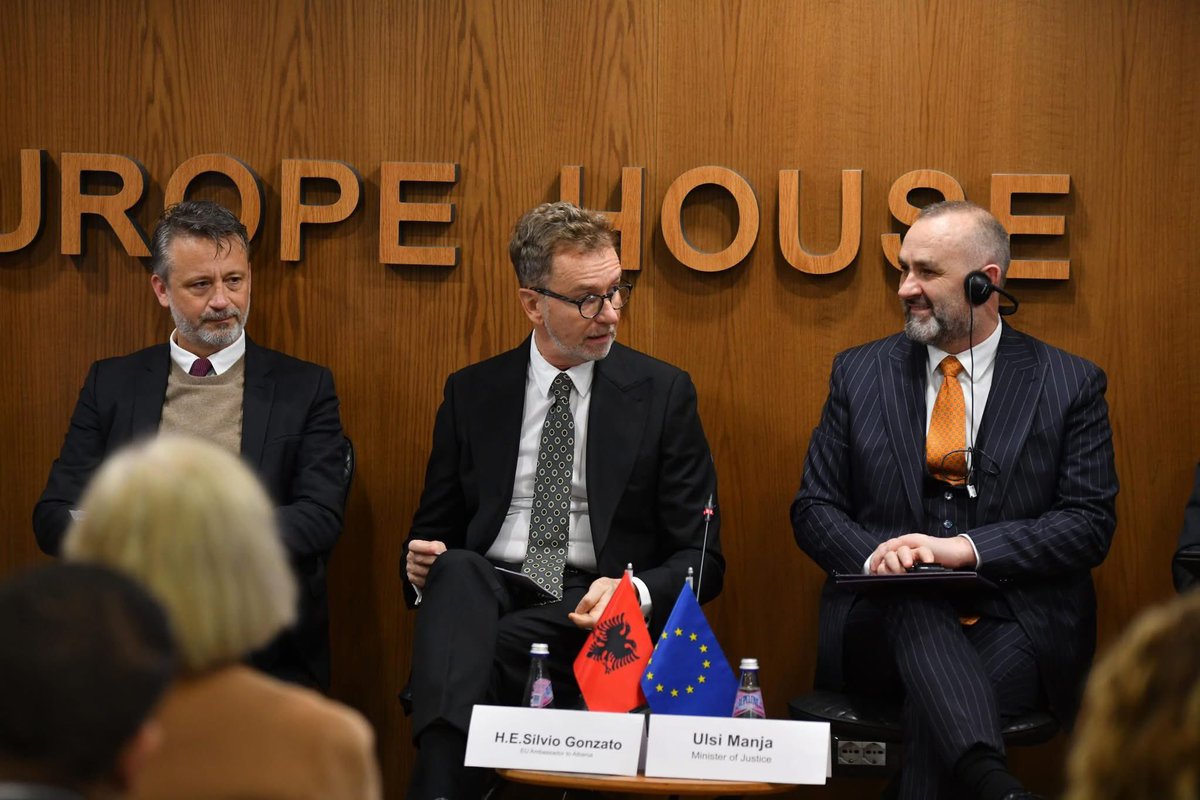 📢 Sot hodhëm hapin e parë drejt drejtësisë digjitale në Shqipëri! ⚖️🇦🇱🇪🇺

🙌 Së bashku me Ambasadorin e BE-së në Shqipëri, Silvio Gonzato, dhe Ambasadorin suedez, Niklas Ström, prezantuam projektin “EU for Justice: Advancing Case Management.”
