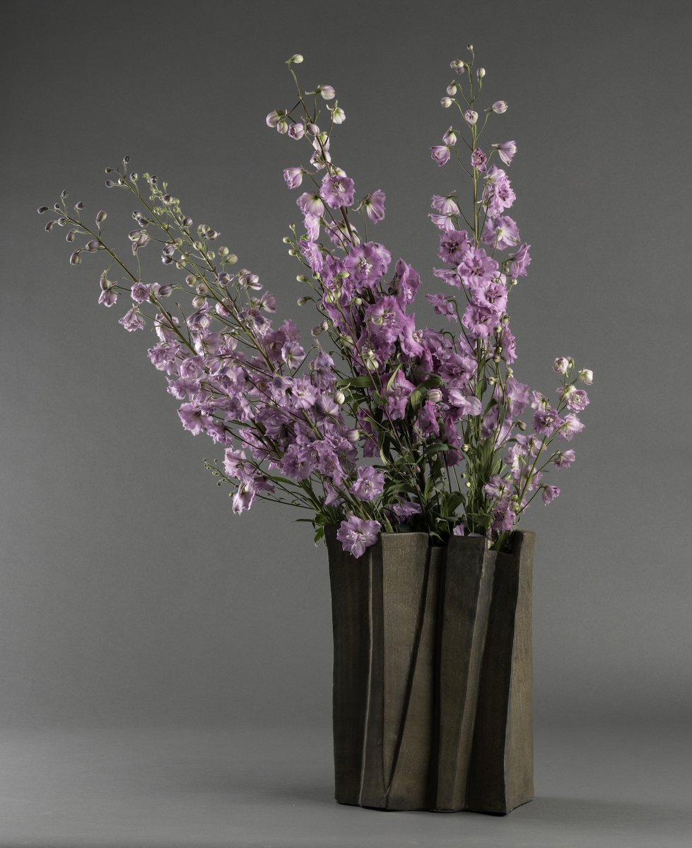 FlowDecor's tweet image. Love the angular, sculptural base of the Verbano Vase. Beautiful with or without an arrangement.