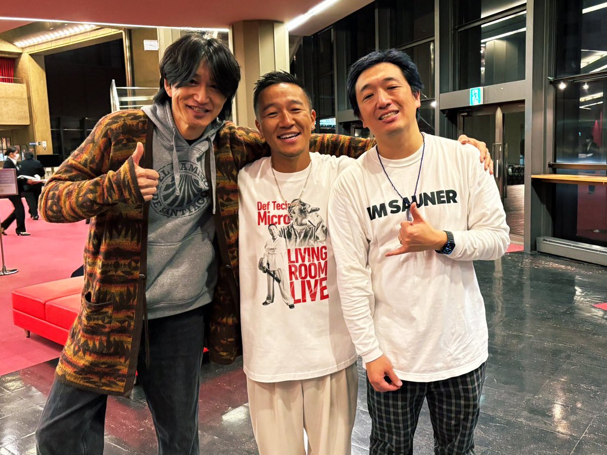 AkihitoTokunaga's tweet image. Def TechのMicroさんのライブを観に神奈川県民ホールへ👍あったかいMicroさんの歌声とステージ最高でした‼︎
終演後のMicroさんとBa.濱田織人君と
#Micro 
#DefTech 
#濱田織人