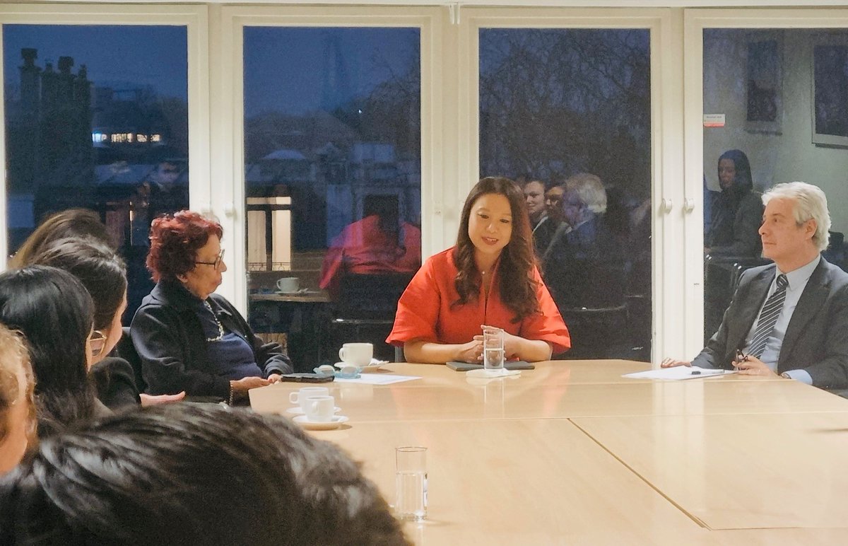 EmbaMex Países Bajos (@embamexnl) on Twitter photo Amb. <a href="/CMorenoToscano1/">Carmen Moreno Toscano</a> welcomed a group of students of the @HagueAcademy winter course, who had the opportunity to talk with <a href="/GeriGohEscolar/">Gérardine Goh Escolar</a>, Deputy SG of the <a href="/HCCH_TheHague/">HCCH</a>. She shared her academic, personal and professional experience in the field of #InternationalLaw and beyond Amb. <a href="/CMorenoToscano1/">Carmen Moreno Toscano</a> welcomed a group of students of the @HagueAcademy winter course, who had the opportunity to talk with <a href="/GeriGohEscolar/">Gérardine Goh Escolar</a>, Deputy SG of the <a href="/HCCH_TheHague/">HCCH</a>. She shared her academic, personal and professional experience in the field of #InternationalLaw and beyond