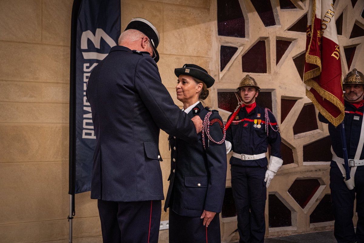 #VieDuCorps

Félicitations au lieutenant-colonel Isabelle Bérard décorée de la Légion d'honneur  🎖🎉

Son engagement au sein des #Pompiers13 auprès de la population du <a href="/departement13/">Département des Bouches-du-Rhône</a> a été récompensé ! 👩‍🚒

📸 : flickr.com/photos/1714760…