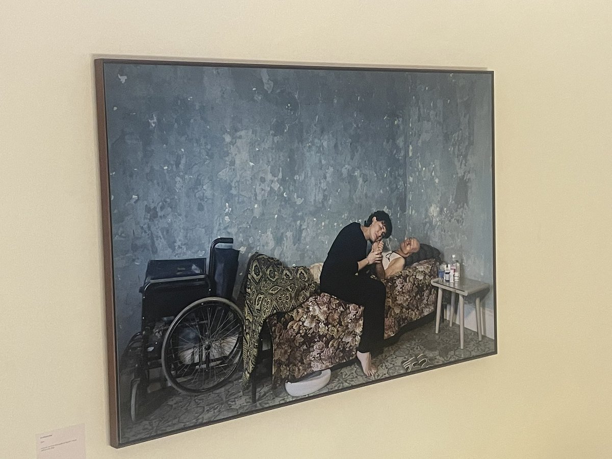 sonia_ssi's tweet photo. Los abuelos nos dan “arraigo, memoria, sensibilidad, conexión humana, empatía, pueden ayudar a fortalecer la idea de pertenencia, de identidad”. Este proyecto fotográfico de @PistolaMonik remueve en serio #AbuelosPrestados https://t.co/4DDCEmggI2
