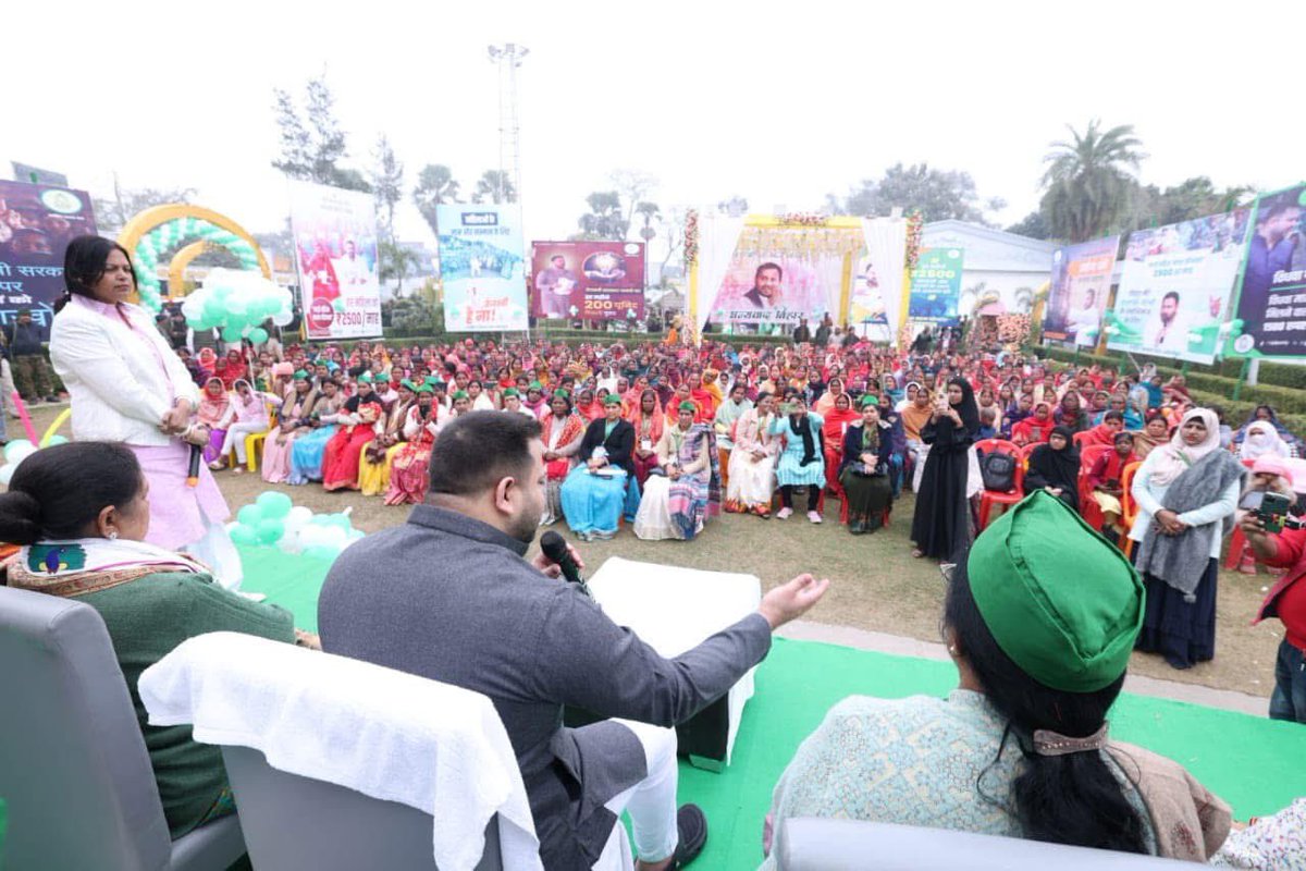 yadavtejashwi's tweet photo. महिला शक्ति संवाद, 📍आरा 

प्रत्येक जिले में आयोजित महिला संवाद कार्यक्रम के दौरान मातृ शक्ति का स्नेह, सहयोग और उत्साह पाकर अभिभूत हूँ।

हमारी सरकार बनने पर #माई_बहिन_मान_योजना के तहत राज्य क�� महिलाओं के खातों में सीधा 𝟐𝟓𝟎𝟎 रुपए प्रति मा�� ट्रान्सफर करेंगे।

बिहार की एनडीए सरकार का अपना कोई विज़न और दृष्टि नहीं है। अरे, आप हमारी योजना का नाम बदल कर हमारी योजना की ही कॉपी कर लीजिए अन्यथा विपक्ष में रहकर भी एनडीए सरकार को घुटनों पर ला दूँगा और उन्हें महिलाओं की अपेक्षाओं और मांगों को सुनना ही पड़ेगा। 

सुखी महिला- समृद्ध परिवार- विकसित बिहार!
#TejashwiYadav #RJD #Bihar #Bhojpur
