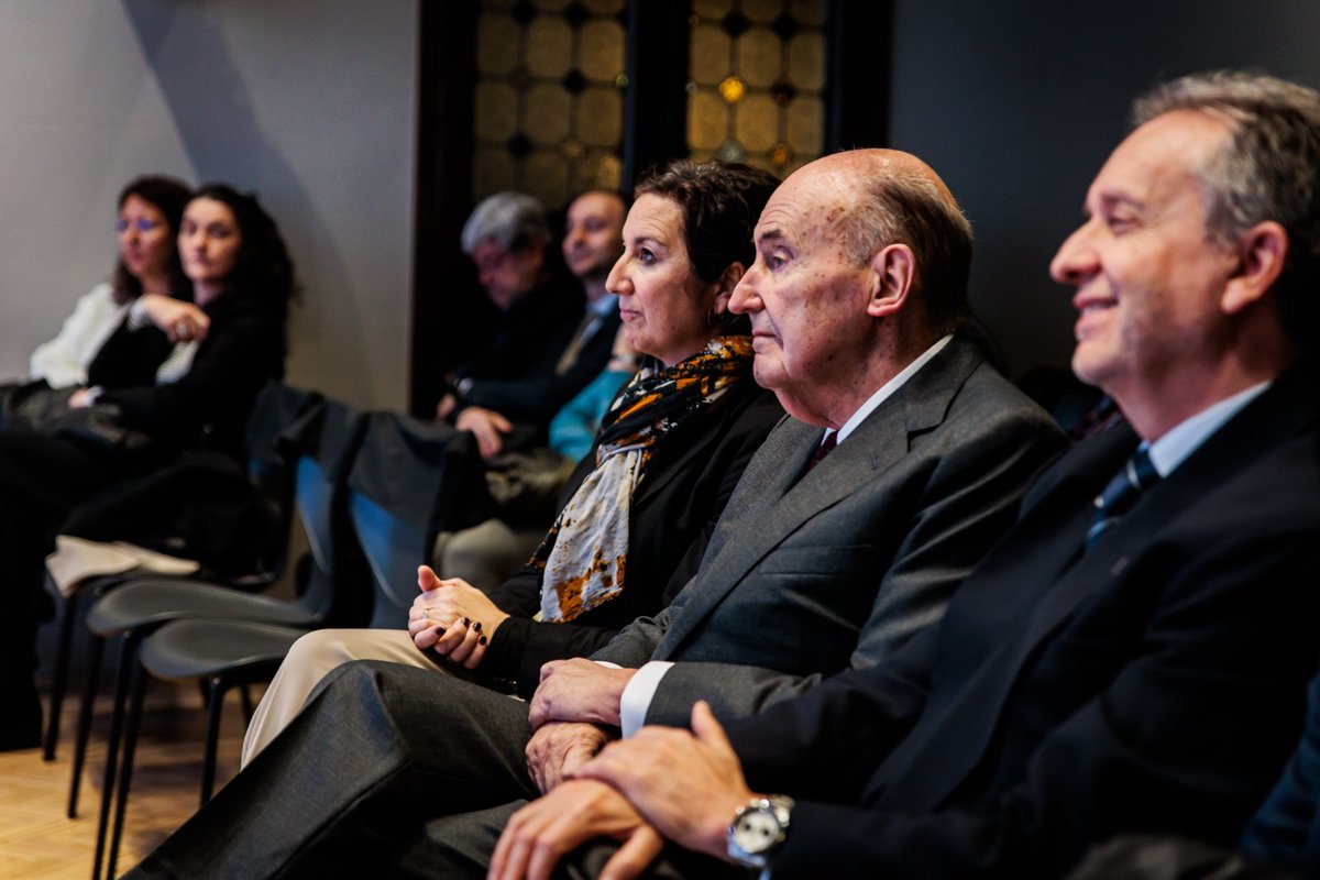 El degà <a href="/cpuigdetravy/">Carlos Puig de Travy</a> va assistir ahir a la conferència de la presidenta de l'<a href="/AIReF_es/">AIReF</a> <a href="/CHerreroSanchez/">Cristina Herrero Sánchez</a> "Perspectivas económicas y fiscales", organitzada per
<a href="/amicspais/">Amics del País</a> i <a href="/BcnTribuna/">Barcelona Tribuna</a>, sobre el nou marc fiscal de la 🇪🇺UE i les seves implicacions per a la nostra economia.