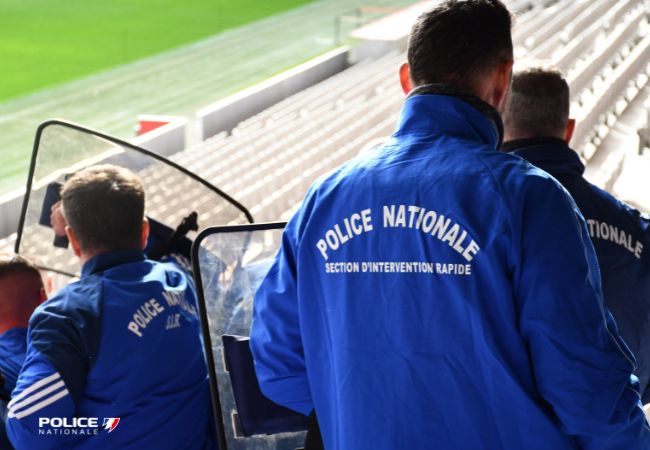 PoliceNat06's tweet photo. #EquipePolice I Cette semaine 23 policiers 👮♂️👮♂️suivent une formation pour intégrer la Section d'intervention rapide des Alpes-Maritimes.
Leurs futures missions :
➡️Intervenir en cas de trouble à l'ordre public durant les rencontres sportives ⚽️
➡️Sécuriser le stade et ses abords https://t.co/H1y671DGzd