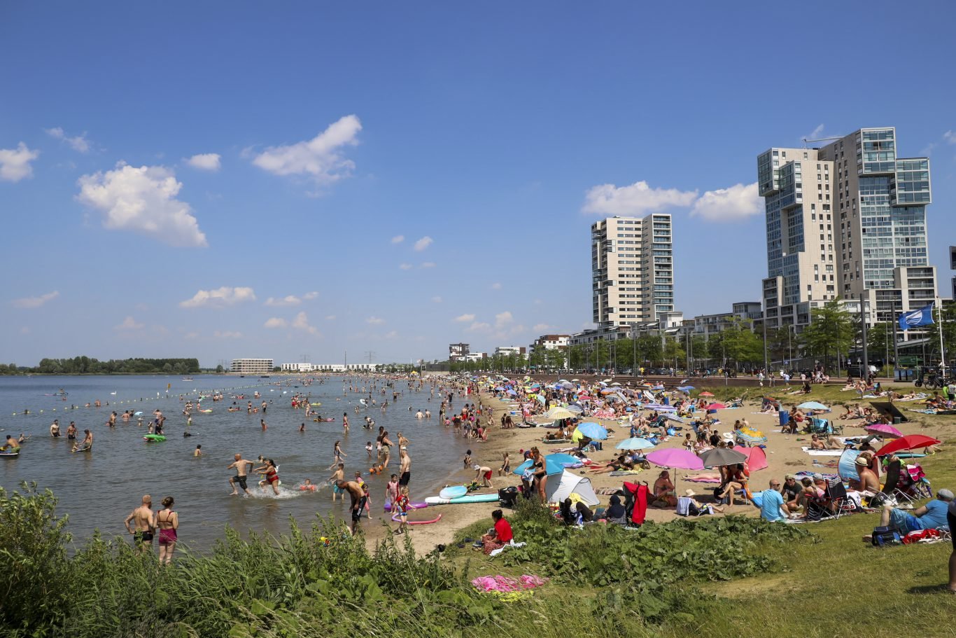 Wij spotten geen tafels op het schuinlopend strand van Nesselande in de zomer.