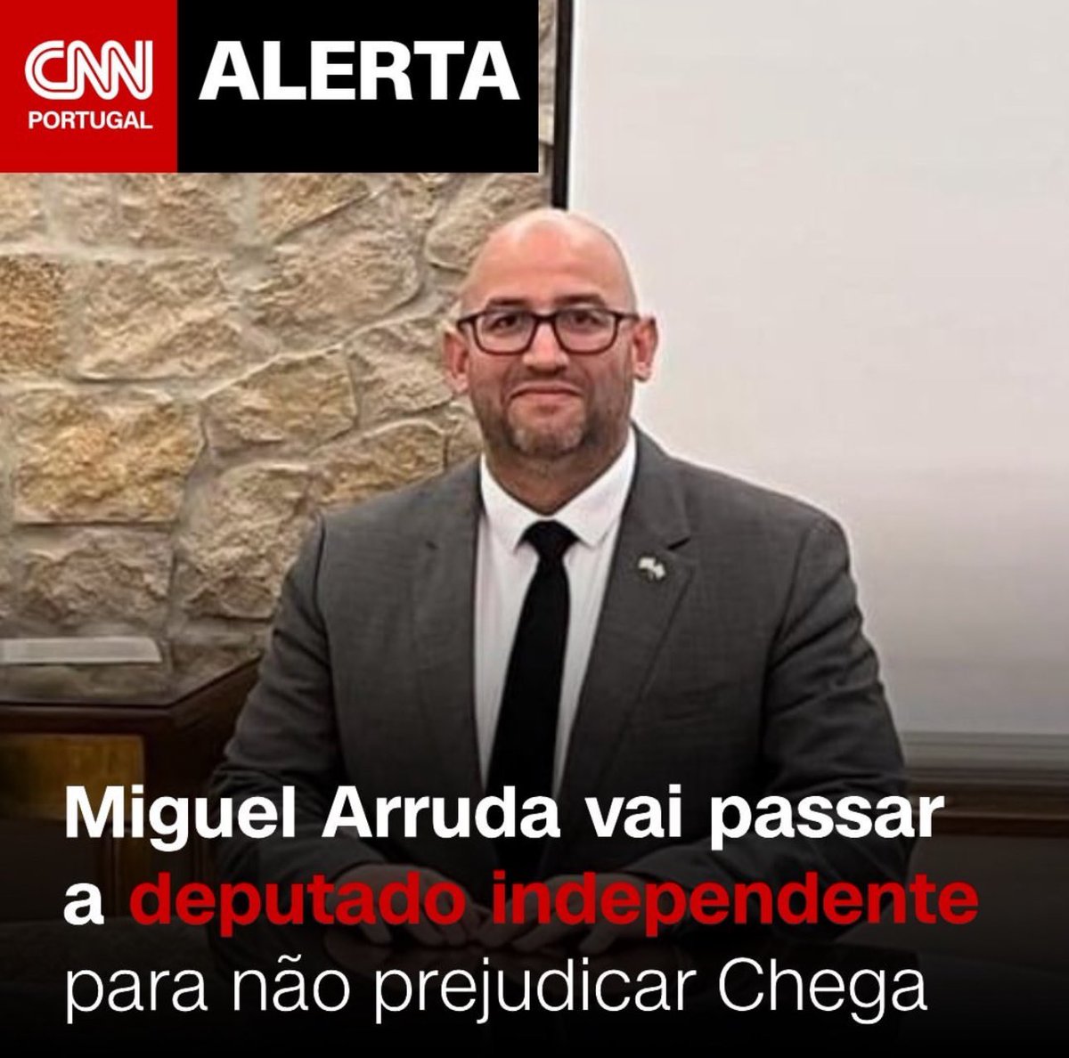 glevycordeiro's tweet photo. Graças ao partido anti-corrupção e anti-crime de seu nome Chega, os contribuintes vão pagar o salário a alguém que consta já ter confessado a autoria de crimes de furto. Do Parlamento não sai. Além das malas, quer o tacho. Excelente serviço do Chega. https://t.co/KDWFpJ7er6