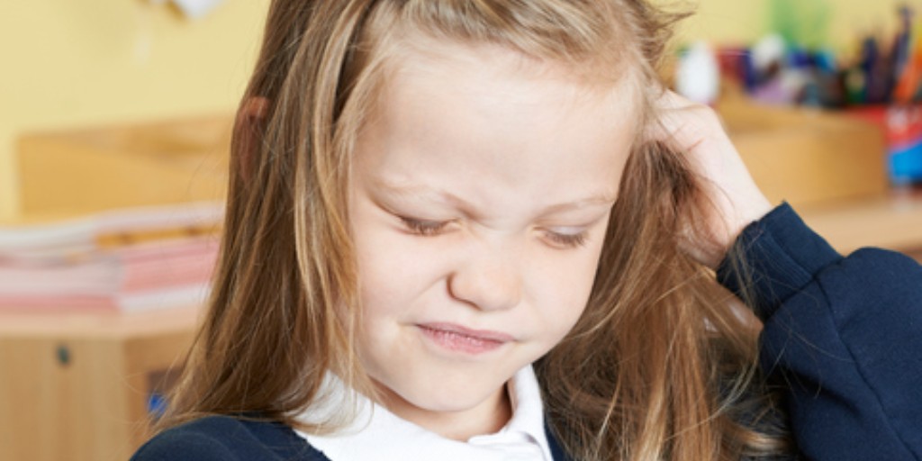 AboutKidsHealth's tweet image. If you suspect your child has head lice, follow these steps to check their hair, making sure to check especially around their ears and hairline: ow.ly/yXqp50UFtgS #HeadLice #Parenting