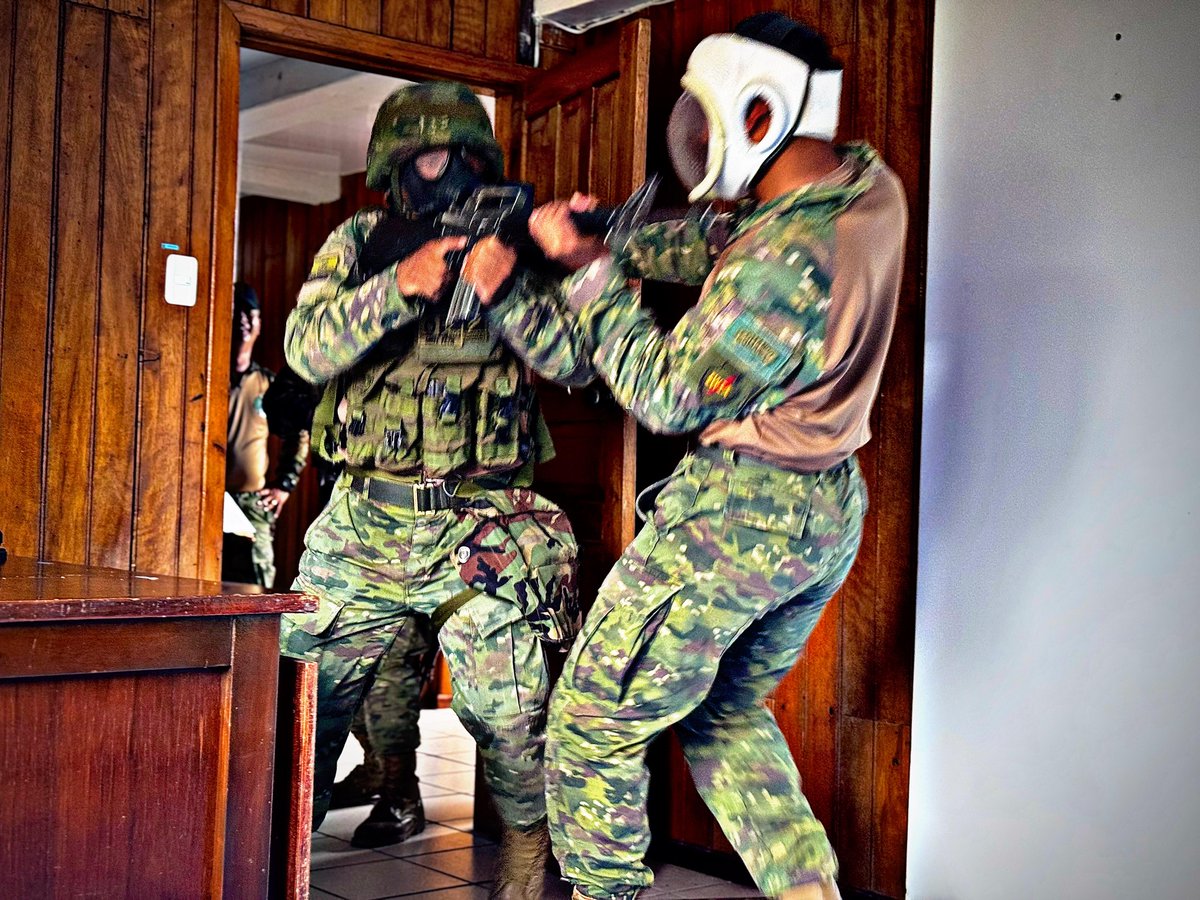 𝑪𝒖𝒓𝒔𝒐 𝒅𝒆 𝑪𝒂𝒃𝒐 𝑷𝒓𝒊𝒎𝒆𝒓𝒐 𝒂 𝑺𝒂𝒓𝒈𝒆𝒏𝒕𝒐 𝑺𝒆𝒈𝒖𝒏𝒅𝒐 𝒔𝒐𝒏 𝒆𝒗𝒂𝒍𝒖𝒂𝒅𝒐𝒔 𝒆𝒏 𝑪𝒐𝒎𝒃𝒂𝒕𝒆 𝑬𝒔𝒑𝒆𝒄𝒊𝒂𝒍

#EjércitoECU
#NoParamos
#FFAAContigo