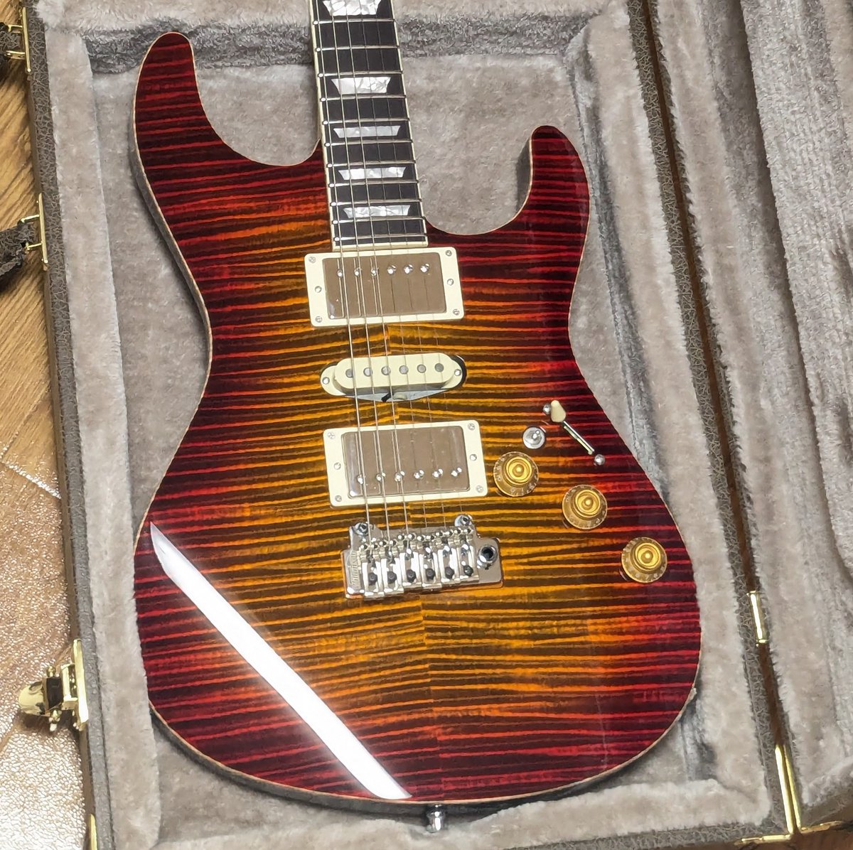 LTIAdachi's tweet photo. 【my new gear】
Freedom C.G.R
O.S Hydra 22F

ギターを始めた2019年頃から6年間暖め続けたギターをようやく、ようやく手に入れました。感無量です。
ルックスもサウンドもこれ以上に好きなギターは見たことがないくらい理想通りになってしまいました。
一生弾き続けます！

#mynewgear
#freedomcgr https://t.co/OeIa6fGY2k